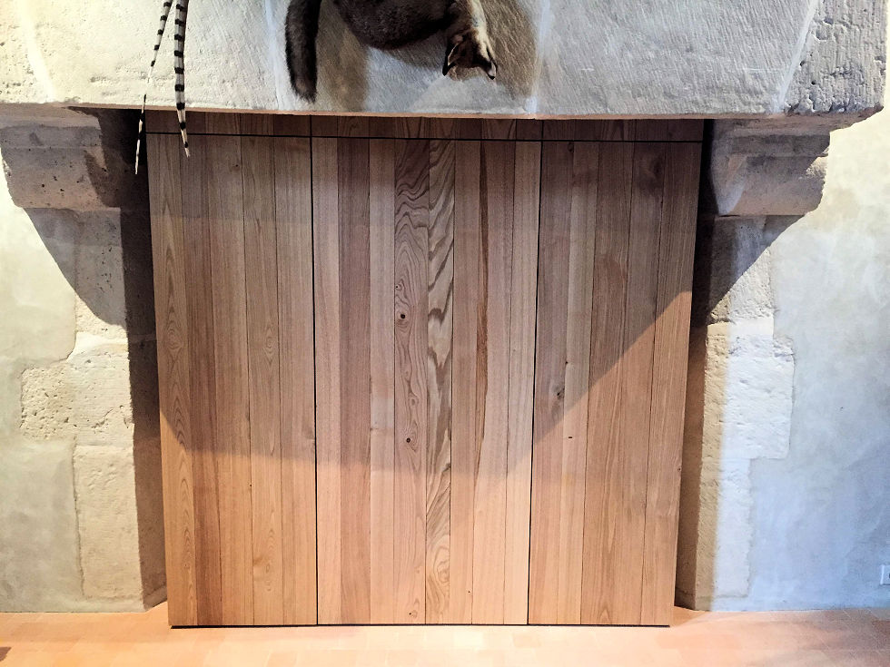 Placard en chataigner pour affaires de chasse integré dans une cheminée